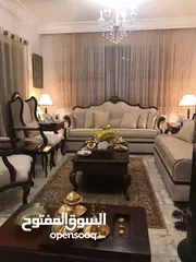  1 طقم كنب وطاولة سفره ست كراسي شبه جديدة