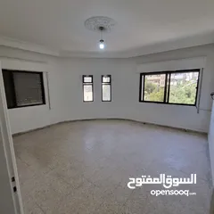  1 شقة فارغة للايجار بموقع مميز