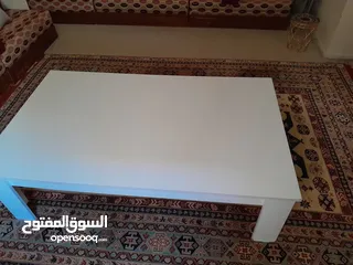  1 طاولة بيضاء  طول 1.67م عرض1م الارتفاع 50 سم