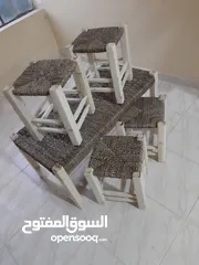  3 كراسي وطاولات خشب من الخيش اليدوي