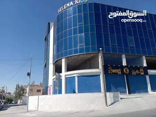  2 مخازن ومكاتب تجاريه للإيجار في أقوى شارع تجاري في الزرقاء الجديده شارع الكرامه (الوينك)