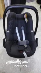  3 كرسي سيارة و كرسي لحمل الطفل