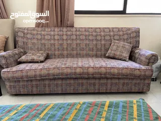  2 طقم كنبايات 7 مقاعد تفصيل خشب ثقيل مستعمل للبيع مكون من 1 ثلاثية 1 ثنائية 2 مفردة مع طقم طربيزات