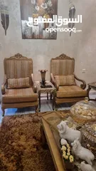  2 طقم كنب وطقم طاولات وسط وطقم طاولات سيرفس و برادي للبيع بسعر مغري جميع الاثاث تفصيل لا يوجد اي كسر