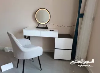  4 تسريحة مودرن مع خزانة جانبية – لمسة فخامة لغرفتك!  ترتيب وأناقة بمساحة مثالية  تصميم عصري بسيط، يض
