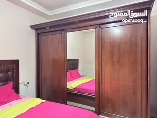  5 غرفه نوم  تخت وخزانه وتسريحة و2 كومودينا ووحدة ادراج بدهم دهان خفيف خشب بلوط