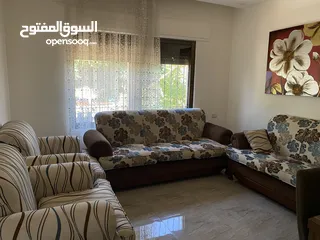  1 طقم كنب فاخر تفصيل مستعمل استعمال خفيف الاسفنج مضغوط وثقيل .. خشب صلب .. الطقم غير مستهلك الا قليلا