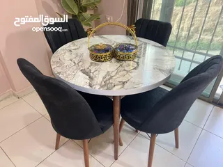  7 دللي منزلك بطاولة سفرة دائرية أنيقة   مثالية للمساحات مع 4 كراسي  بتصميمها التركي الأصيل