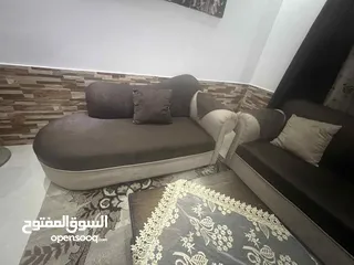  5 طقم كنب للبيع لون بني وبيج استعمال بسيط مع الطاولات والبرداي