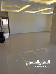  18 شقة ارضية/ 175م تدفئة مركزية راكبة تعمل على الغاز/ ترس امامي واسع/ موقع مميز