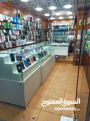  8 بتارين عرض اجهزه خلويه عدد 3 + بترينة عرض طويله+ مكتب خشب لاتيه تفصيل وضعهم جديد للبيع