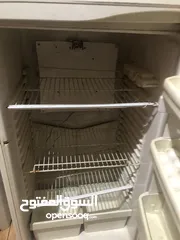  4 عدد 2تلاجه للبيع التلاجه البيصه يدها غاز والتانيه شغاله مافيها ولاشي للبيع المستعجل بدواعي السفر