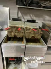  1 عدة مطعم كاملة مستعملة بحالة جديدة جداً استخدام اشهر فقط  متوفر ايضاً تلاجات و فريزرات كبيرة