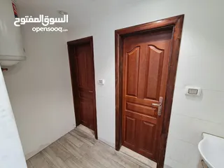  11 محل تجاري للايجار بالقرب من وسط البلد في مدينة الخليل مع واجهة بارزة على الشارع الرئيسي