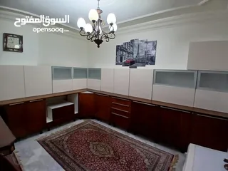  7 مطبخ خشب جوايكو مميز شبه جديد للبيع بالسعر مميز جدا المطبخ عبارة عن 3 واجهات بحالة الوكالة مميز جدا