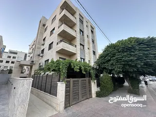  5 ستوديوهات جديدة 150 دينار اسبوعيا او 450 دينار شهريا في عمارة عائلات راقية