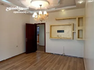  10  شقه للبيع بالدور الاول في شارع المسيره الكبري أمام مسجد أبو منجل متفر