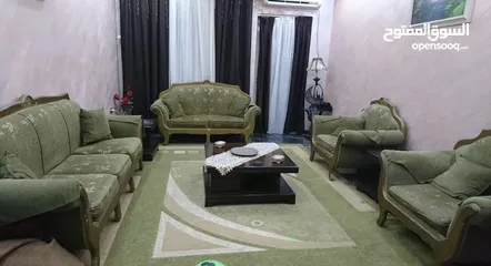  6 طقم كنب زان 7 مقاعد بحالة ممتازة و بوفيه 3 قطع خشب ثقيل للبيع المستعجل بسعر حرق