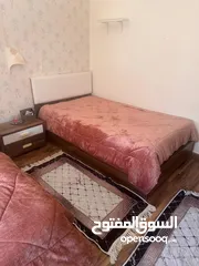  1 سرير عدد 2 بوكس فرشة عدد 2 زمبركية  ضغط عالي  كومودينة عدد 1  ملحق للشنط عدد 1