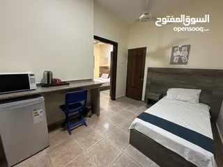  7 غرف وشقق فندقية نظيفة على البحر وبجانب السوق، موقع ممتاز، مطاعم، موقف عام، بلكونات، انترنت، مكيفات.