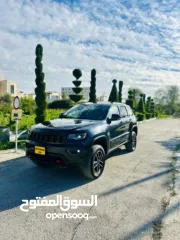  7 جراند شوروكي 2016 محرك بنزين بقوه 3600cc جير اوتوماتيكي مكون من 8 سرعات نظام دفع رباعي امريكي مميز
