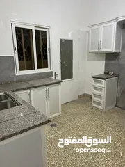  12 شقة ارضية فارغه في منطقة الشميساني بالقرب من مستشفى التخصصي