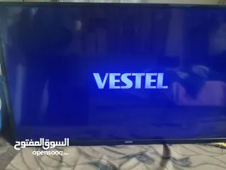  1 شاشه ميزاتها تلفزيون فيستل لانش  حديث 2020 يوجد لديه الريموت و في لا يوجد لدي رسيفر لأنه تلفزيون