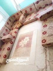  1 مجلس فرشات عربي اسفنج ارتفاع 20 سنتمر يتكون من 6 فرشات مع زواياه و6 مساند و6 مراكي بحاله جيده ومجلس
