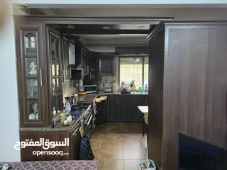  12 شقه مدخل مستقل مرتفعه 7 درجات عن الشارع مساحة الشقه 178 م2 عمر البناء 8 سنوات شماليه غربيه جنوبيه بس