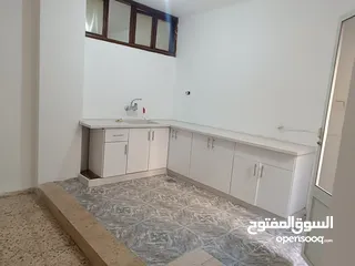  3 شقة ارضية بناء قديم للايجار النزول مقابل كل شيء شهي