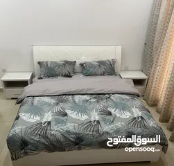  2 سرير مع طاولات جانبية
