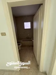  4 شقه في اربد للبيع من المالك مباشرة المساحة 139 م 4 غرف وصاله ومطبخ وحمامين   شرقية وغربية وجنوبيه