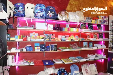  2 بترينا محل هواتف ورفوف جاهزه بتحمل الاغراض وترينت عرض عطور وكاونتر  للمحل مكتب