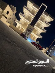  2 ‏بناية حديثة البناء مكونة من أربع طوابق