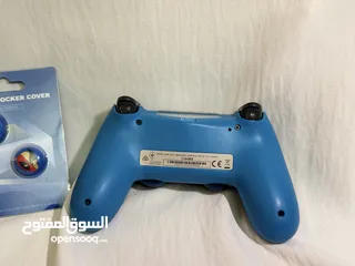  4 ايادي بلايستيشن 4 كوبي نخب اول مع شاحن و جوي ستيك  يوجد لونين ازق وأحمر