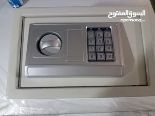  8 خزنة قاصات منزليه لحفظ المجوهرات سوداء تأتي مع رف وقضبان قفل مزدوجة.