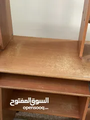  7 طاولة كمبيوتر ماليزي مستعملة بحالة جيدة، اماكن مخصصة لكل عنصر يمكن احتياجه للكمبيوتر.