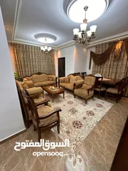  9 طقم سفرة للبيع بحالة ممتازة مكون من طاولة كبيرة و6 مقاعد تنجيد ممتاز للكراسي لون بيج وذهبي طقم كنب