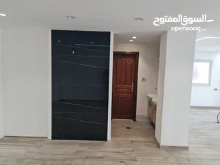  9 محل تجاري للايجار بالقرب من وسط البلد في مدينة الخليل مع واجهة بارزة على الشارع الرئيسي