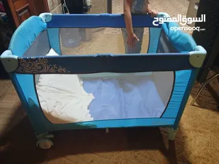  2 مكتب اطفال وسرير بيبي