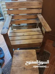  1 كرسي خشب يصلح للحدائق مع طاوله