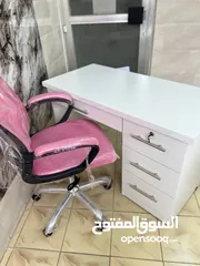  2 جهّز زاوية عملك براحة وأناقة! مكتب عملي أنيق كرسي دوّار مريح يدعم ظهرك لساعات العمل الطويلة،