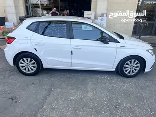  4 سيات ابيزا   ستايل (مش اكسنلس  ) 2019  لون ابيض للبيع فرش اسود  جلد استعمال نظيف و عداد حقيقي