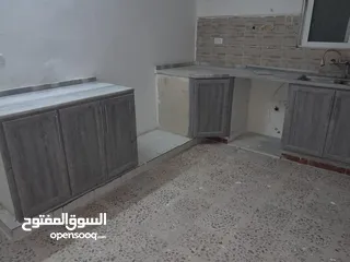  7 شقه للايجار لعائله صغيره تتكون من (( غرفتين + صاله  للقعده + حمام + مطبخ ))