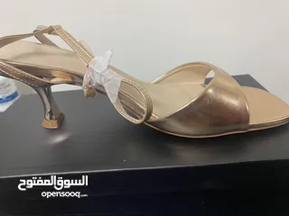  4 هيلز جديد بلون روز غولد جميل جدا من شي ان كواليتي عالي للبيع بسعر ممتاز ويبين كأنه ماركه