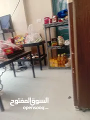  8 اثاث بقاله واجهه المنيوم وباب حديد سحاب