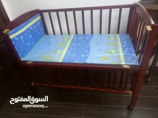  1 تخت بيبي فيه مستويات للفرشه