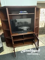  2 طاولة تلفزيون خشب ودرفتين من الاسفل ورفوف على الجوانب لون بني بحاله ممتازة للبيع