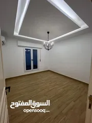 2 شقة في عمارات بعد الباب الخلفي لجامعة ناصر الدور الأول موقع ممتاز تشطيب ممتاز للإيجار