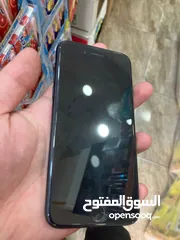  1 متوفر ايفون se2020 64g كاميرات بمواصفات ايفون 11 خدش خفيف من الجانب ممتاز نظيف جدا لا يحتاج اي صيانه